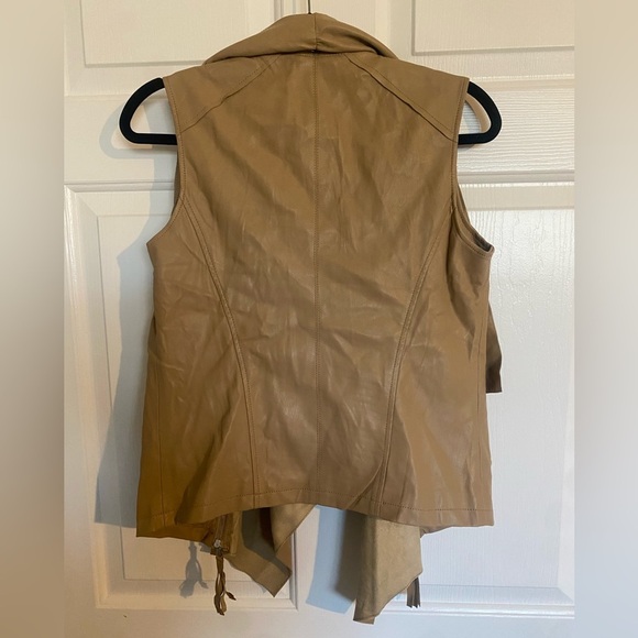 Love Token Jinx Vest Ruffle Lapel Faux Suede Vest Small Tan - Picture 5 of 6